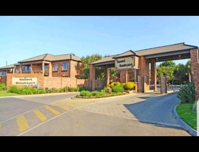 3 BEDROOM TOWNHOUSE FOR SALE IN SONNEVELD